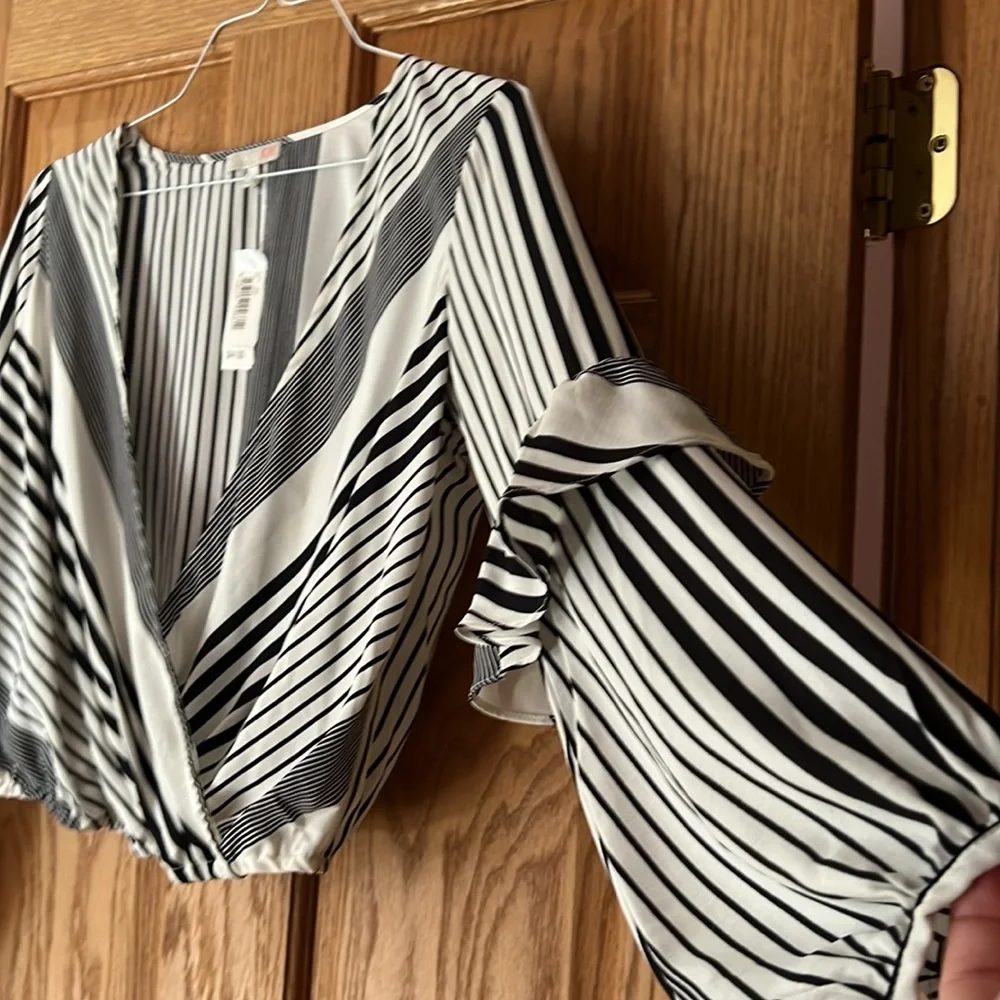 Gianni Bini slightly bow sleeve crisscross top - Picture 5 of 8